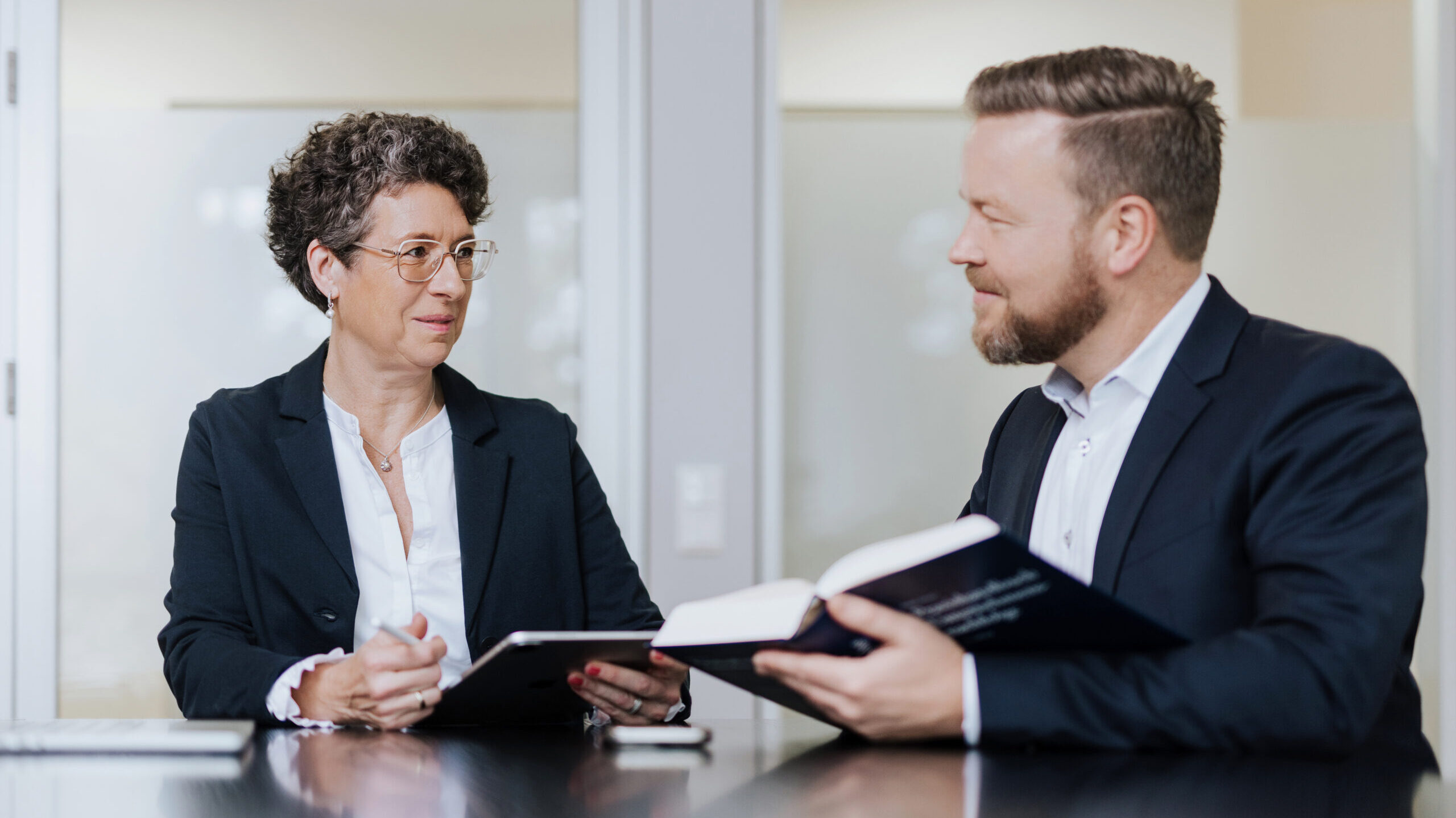 Rechtsanwältin Elke Kestler und Rechtsanwalt Sven Schmiedel im Gespräch – Zusammenarbeit bei TheFamilyRoad zur Vermmögensnachfolge-Planung.